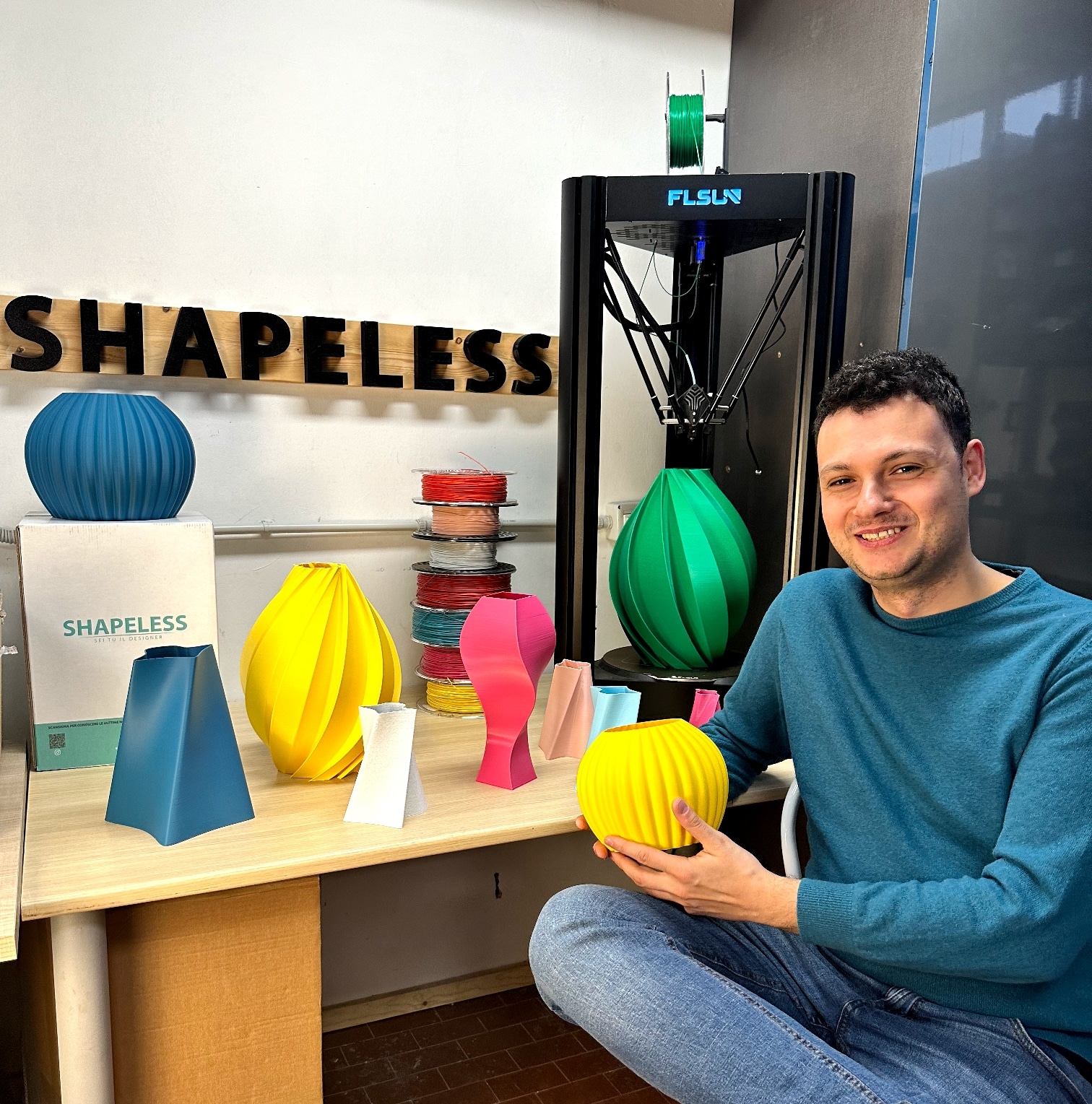 Angelo Larecchiuta con i vasi Shapeless