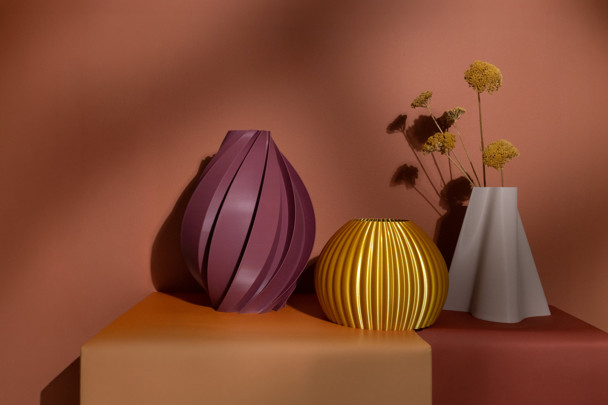 Vasi di design Shapeless Blade, Bombato e Vulcano su fondo terracotta