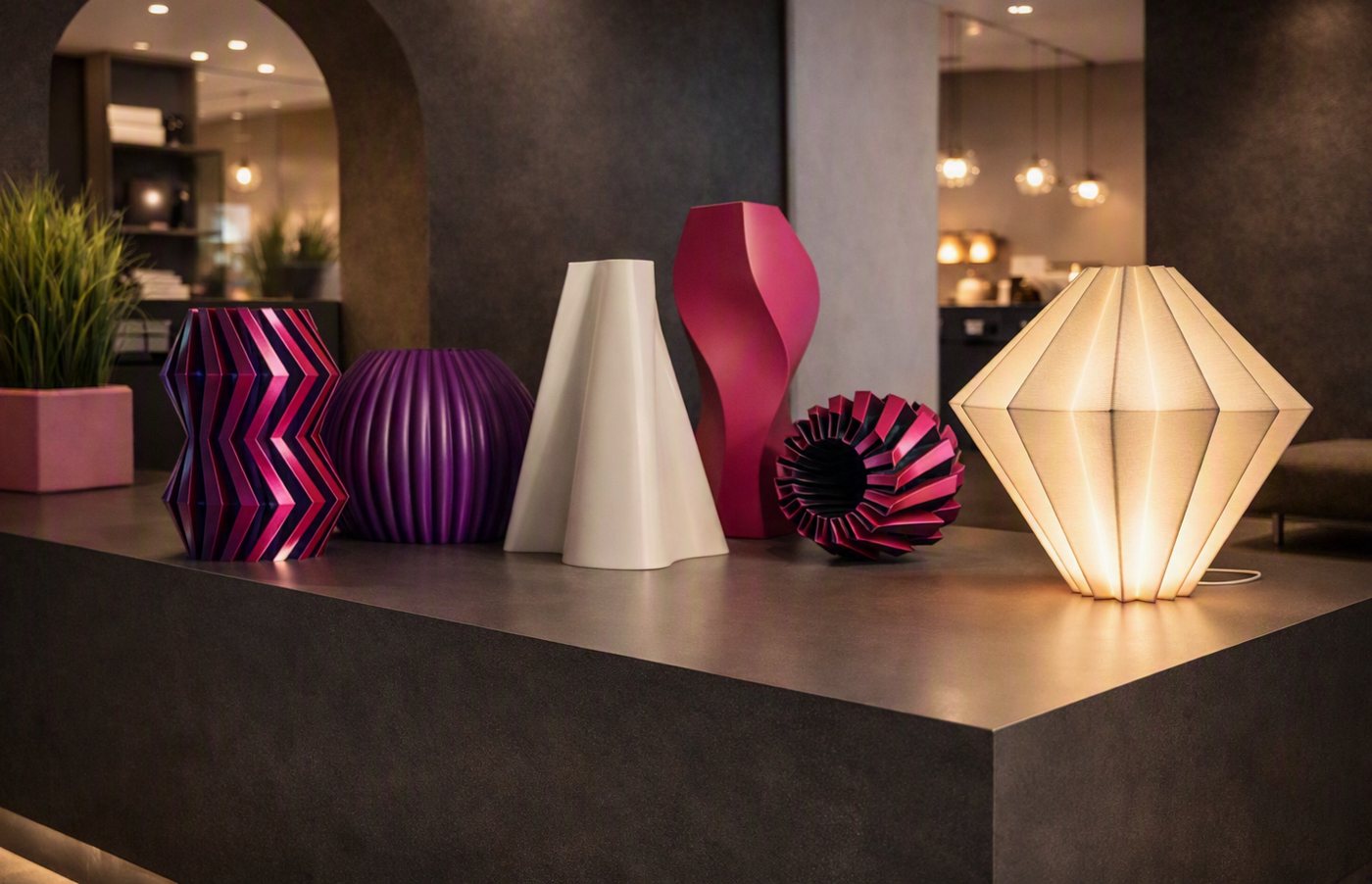Vasi e lampada Shapeless esposti sul bancone di un negozio di design
